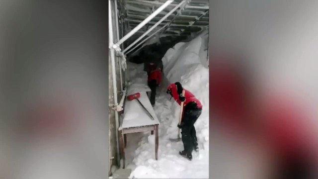 Gran Sasso, condizioni meteo estreme: soccorritori bloccati, ferme le ricerche dei due alpinisti