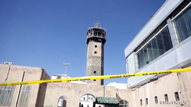 L'aeroporto di Sanaa danneggiato dopo i raid israeliani