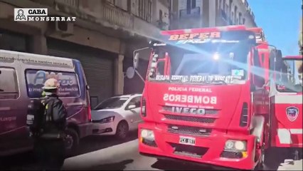 La explosión de un termotanque generó un incendio en un piso en Monserrat