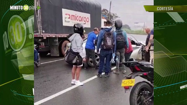 Fuerte accidente de tránsito en la autopista Medellín-Bogotá hay varios heridos