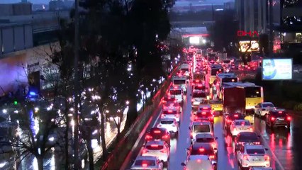 İstanbul'da trafik durma noktasında: Yoğunluk yüzde 90!