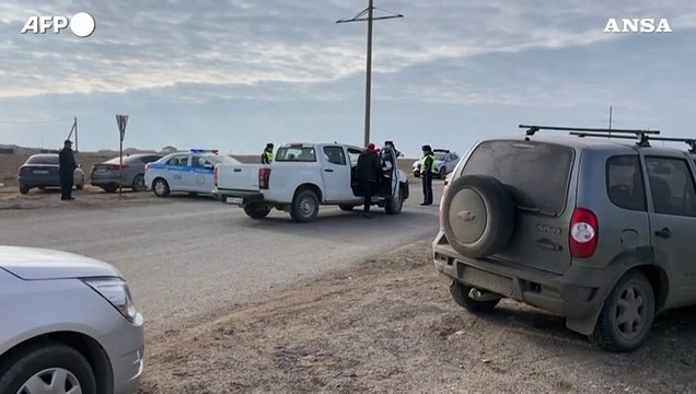 Aereo in volo precipita in Kazakistan, la polizia sul luogo dello schianto