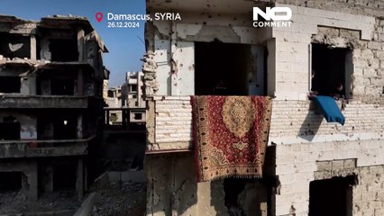 Ce couple de Syriens retrouve leur maison en ruines dans la ville fantôme de Harasta, dans la banlieue de Damas