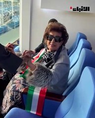 الإعلامية القديرة ماما أنيسة في ستاد الشيخ جابر الأحمد الدولي الذي احتضن مواجهة منتخب الكويت ومنتخب قطر