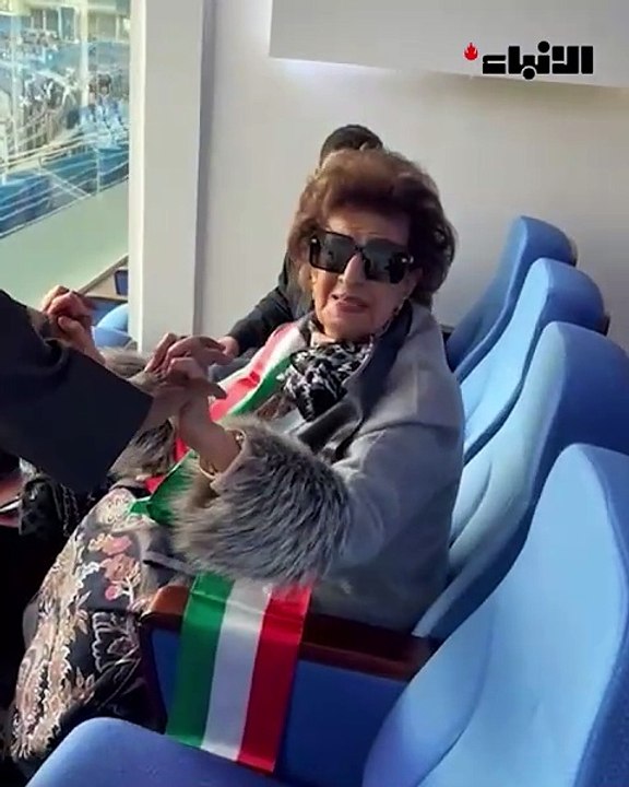 الإعلامية القديرة ماما أنيسة في ستاد الشيخ جابر الأحمد الدولي الذي احتضن مواجهة منتخب الكويت ومنتخب قطر
