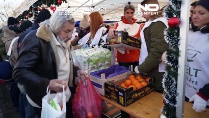NO COMMENT: Miles de personas reciben comida en un evento benéfico navideño en Budapest