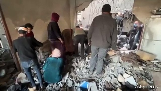 Raid israeliani a Gaza, si cercano vittime tra le macerie