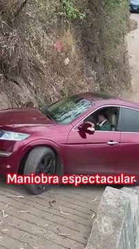 El coche al borde del vacío y hace esta maniobra espectacular que pudo acabar muy mal