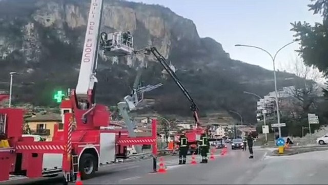 Mori, camion urta un grande cartello stradale: intergono i pompieri