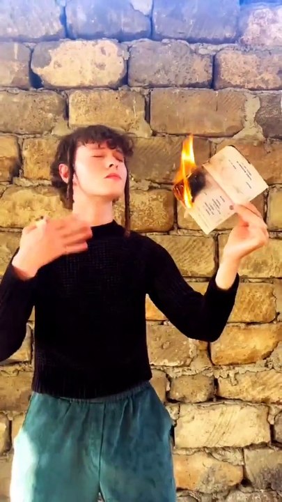 Russie : Eduard Sharlot, chanteur russe de 26 ans, très populaire parmi la jeunesse locale, condamné cet après-midi à cinq ans et demi de prison pour avoir critiqué l'offensive contre l'Ukraine