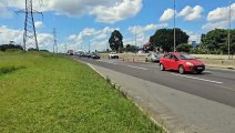 Carro roda na pista em Curitiba após se envolver em acidente com caminhão