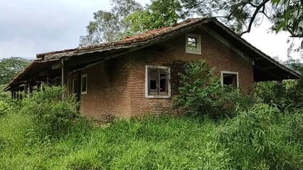 DEU PENA - EM MEIO ÀS MONTANHAS, UMA CASA DE TIJOLINHOS ABANDONADA