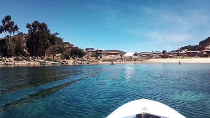 Familiares, comunarios y bomberos llegaron a orillas del Lago Titicaca en el municipio de Escoma para continuar con la búsqueda de William Macahaca
