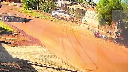 Câmera registra momento em que motociclista sofre acidente no Cataratas