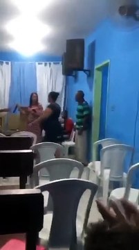 Pancadaria: Mulher expõe traição do marido com irmã da igreja e termina com agressões