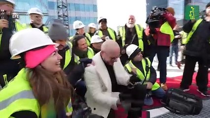 Pitbull instala el último cristal de la icónica esfera que cada Fin de Año cae en Times Square