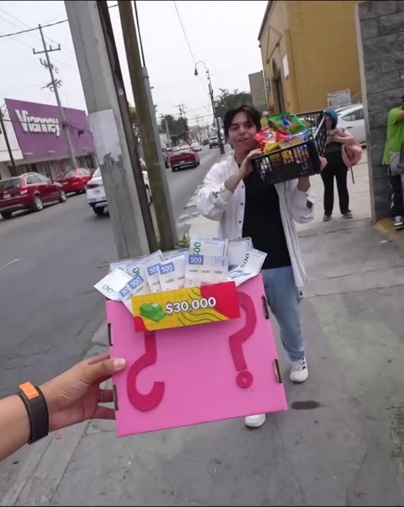 Le di recompensa millonaria a vendedor de papitas para salvar a su madre 😭 lloramos