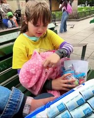 Le dí pañales llenos de billetes a niña vendedora de dulces para salvar a su hermanita 😭 Lloramos