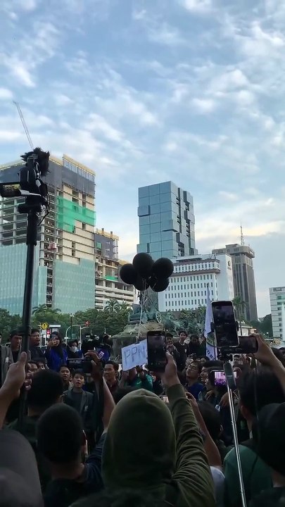Mahasiswa melepaskan balon secara simbolik untuk menolak PPN 12%