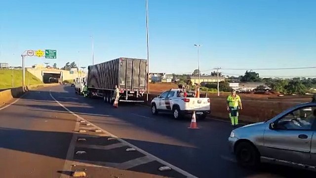 Caminhão parado no Trevo Cataratas gera transtorno no trânsito
