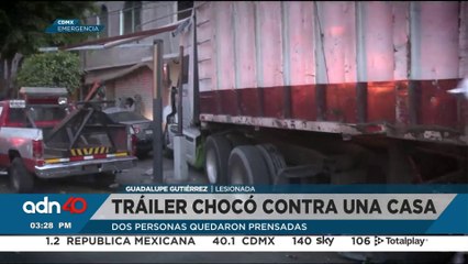 Tráiler choca contra una casa en un impactante accidente; dos personas quedan prensadas