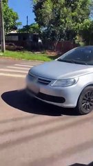 Morador de Umuarama flagra menino conduzindo carro na avenida Goiânia