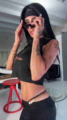 MIA KHALIFA IS STUNNING
