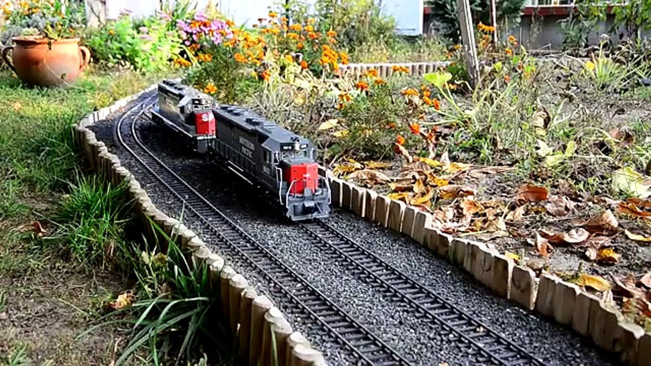 Pair of Southern Pacific units smoking and sounding well - SP diesel locos in HD