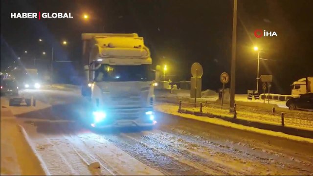 Erzurum’da kar esareti: Çok sayıda araç yolda kaldı