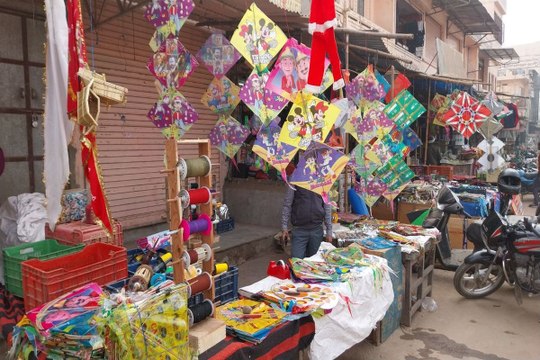 swm: देसी के नाम पर बेच रहे चाइनीज मांझा, प्रशासन बेपरवाह