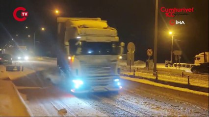 Erzurum’da kar yağışı Çok sayıda araç yolda kaldı!