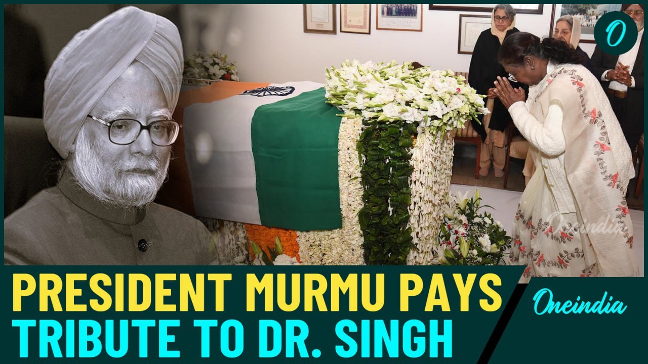 President Of India Droupadi Murmu Pays Floral Tribute To Former PM Manmohan Singh