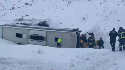 Erzincan’da yolcu otobüsü şarampole devrildi