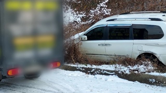 전북 익산 눈길에 차량 5대 사고...60대 부상 / YTN