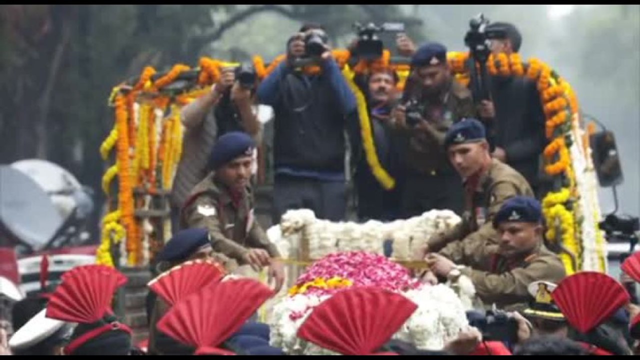 India, centinaia ai funerali di Stato dell'ex primo ministro Singh