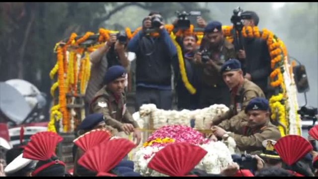 India, centinaia ai funerali di Stato dell'ex primo ministro Singh