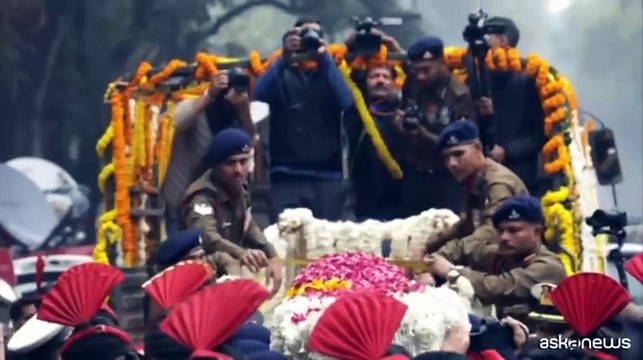 India, centinaia ai funerali di Stato dell'ex primo ministro Singh