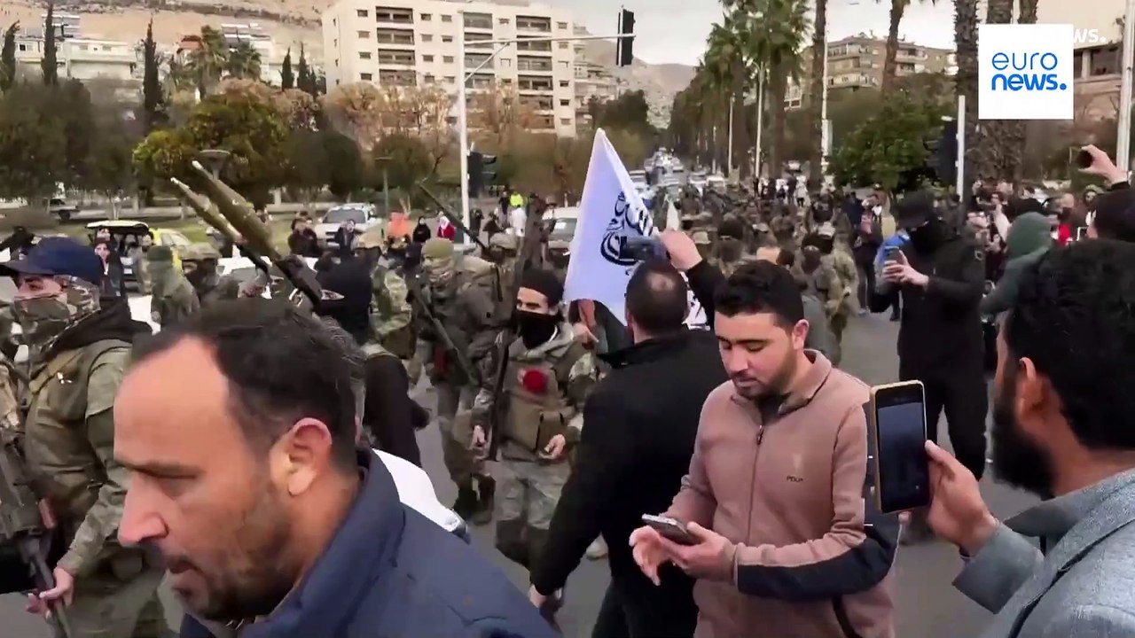 في أول عرض عسكري منذ الإطاحة بالأسد.. إدارة العمليات تستعرض قوتها في دمشق