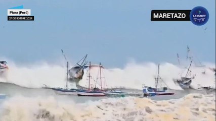 Un fuerte oleaje en Perú causa daños a decenas de embarcaciones