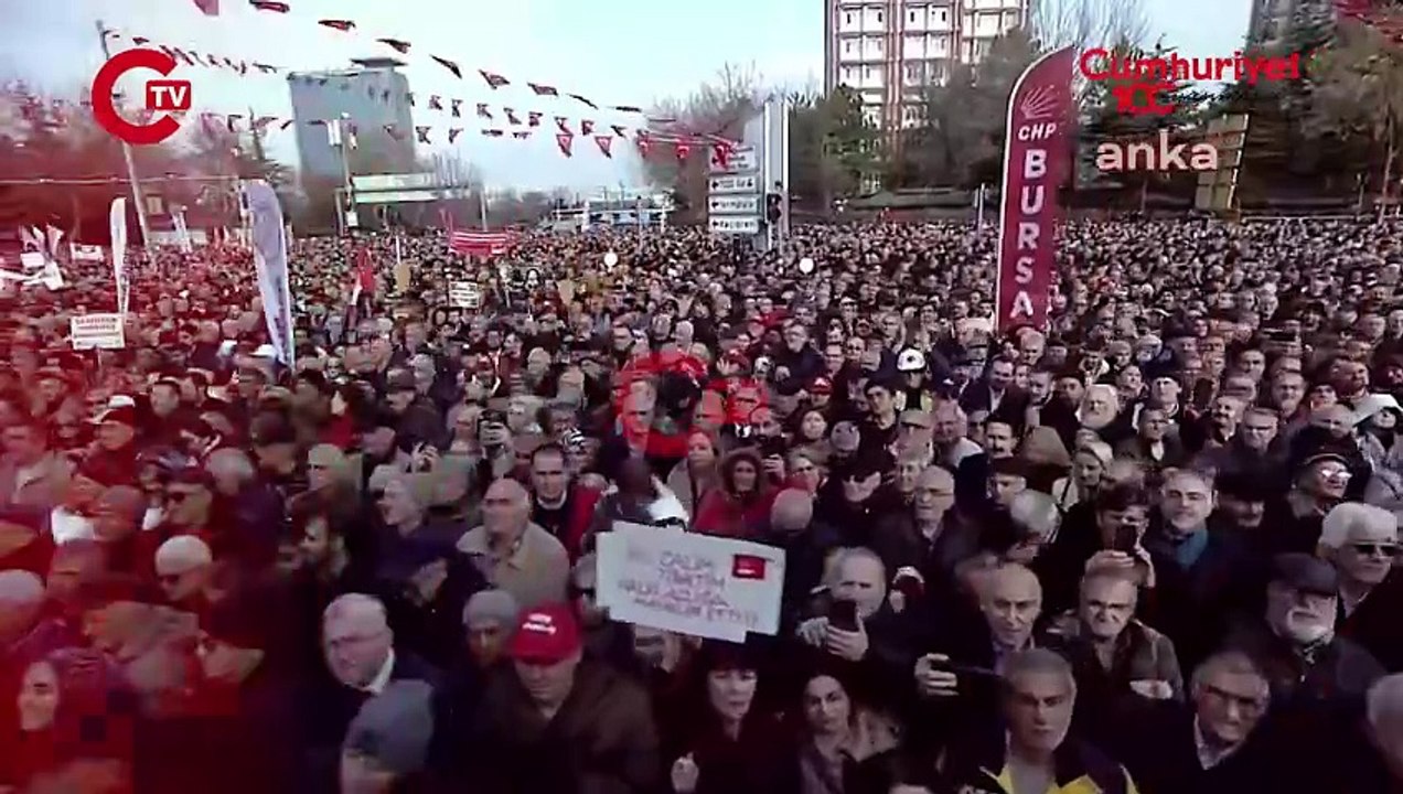 Özgür Özel, Cumhurbaşkanı Erdoğan’a seslendi Hesap ver, hesap ver, hesap ver. Sana orada ‘fetih fetih’ diye bağıranlara bakma. Yüzbinler sana ‘istifa istifa’ diye sesleniyor