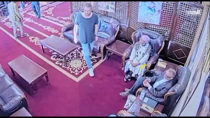 Il momento dell'attacco all'aeroporto di Sanaa con il capo dell'Oms