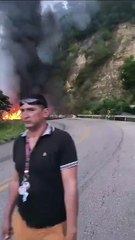 CISTERNA SE INCENDIA EN LA CARRETERA