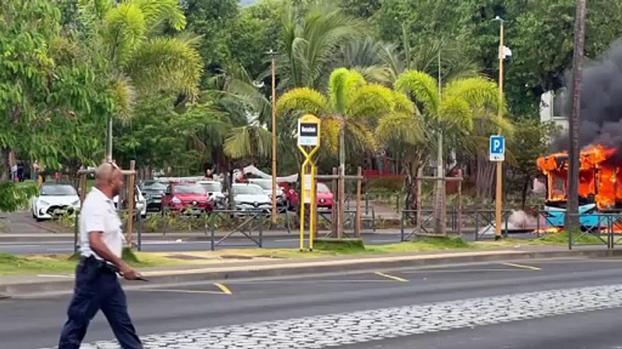 Saint-Denis : un bus en feu au Barachois