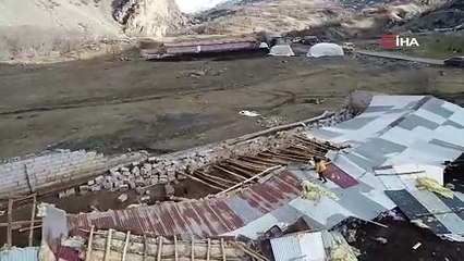 Fırtına yüzünden çatı uçtu, 11 hayvan telef oldu