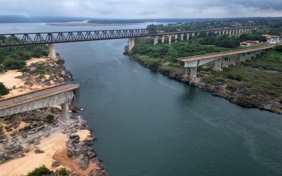Un pont s'effondre en direct au Brésil : au moins 10 morts et 7 disparus