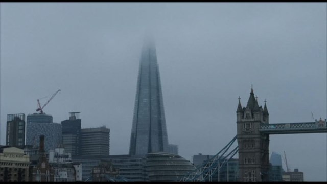 Londra avvolta nella nebbia, disagi per gli spostamenti per Capodanno