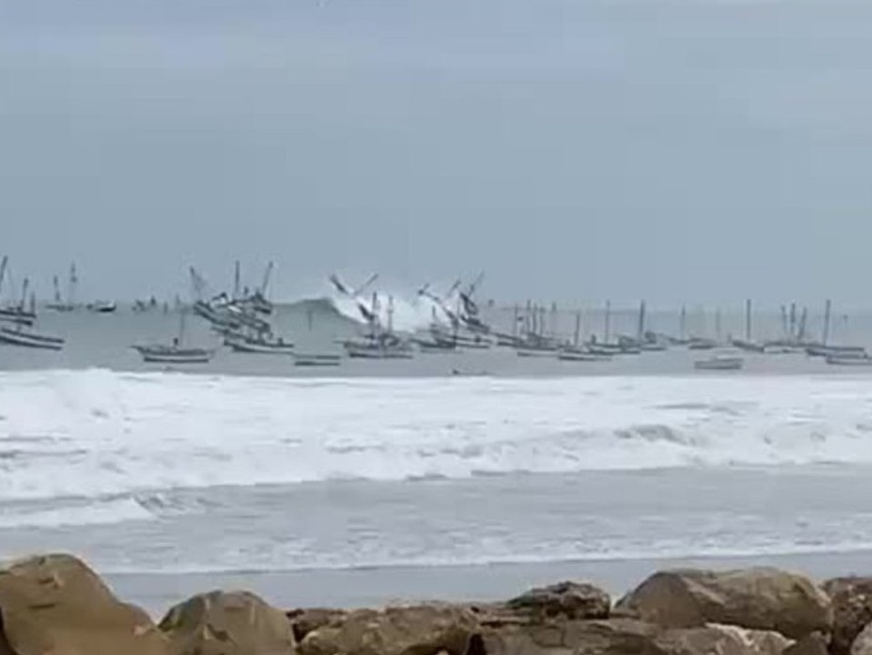 Riesige Wellen versenken reihenweise Boote