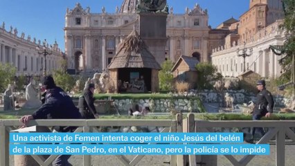 La policía intercepta a una activista de Femen en el belén de la plaza de San Pedro