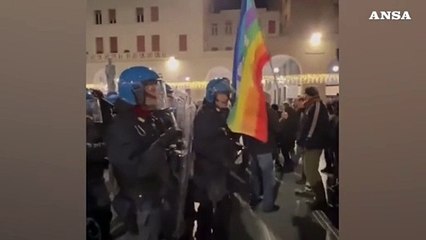 Folto gruppo di cittadini a una manifestazione antifascista a Brescia