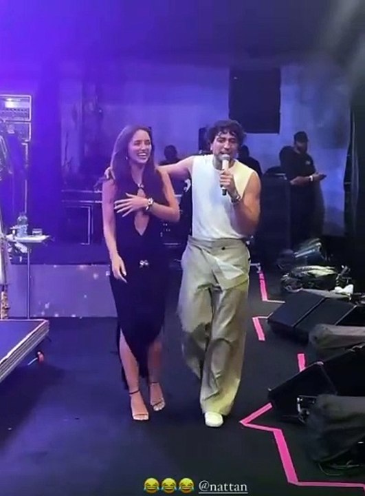 Nattan chama Rafa Kalimann para o palco durante...